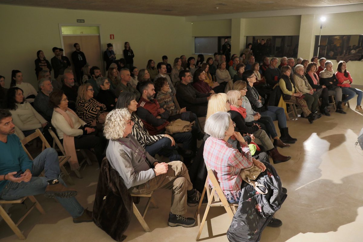 Brillante nuestra riojana <a href="/VelezTitxu/">Titxu Vélez</a> esta noche en Voces de la Lengua. Junto a su compañera <a href="/alemardemi/">Alejandra Martínez de Miguel</a> unen poesía con música. ¡Qué gozada!