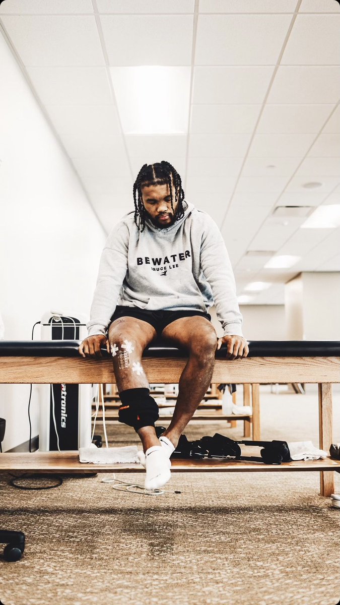 updatecardinals's tweet photo. One of the first look at #AZCardinals QB Kyler Murray’s knee after his ACL surgery. Get well soon 1! #BirdCityFootball 

(Via Kylers Instagram story) https://t.co/COvyLbYgdZ