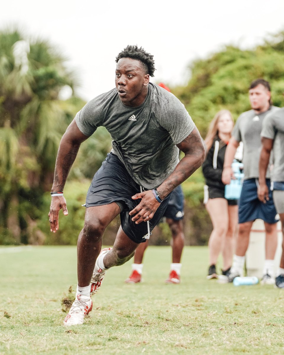 FAUFootball's tweet image. The latest Hard Hat Award goes to @humble_court 🥇

#WinningInParadise
#Plus2