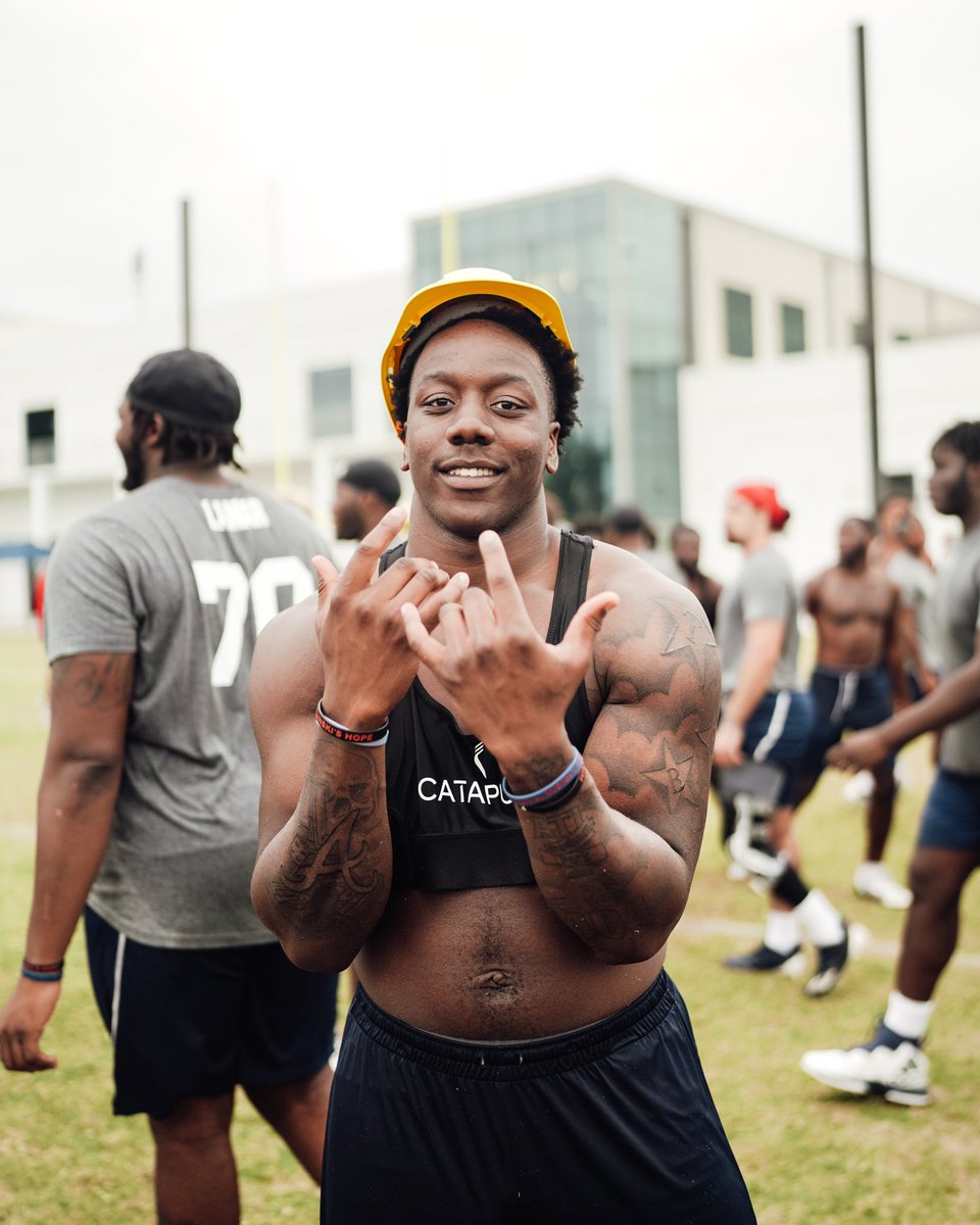 FAUFootball's tweet image. The latest Hard Hat Award goes to @humble_court 🥇

#WinningInParadise
#Plus2