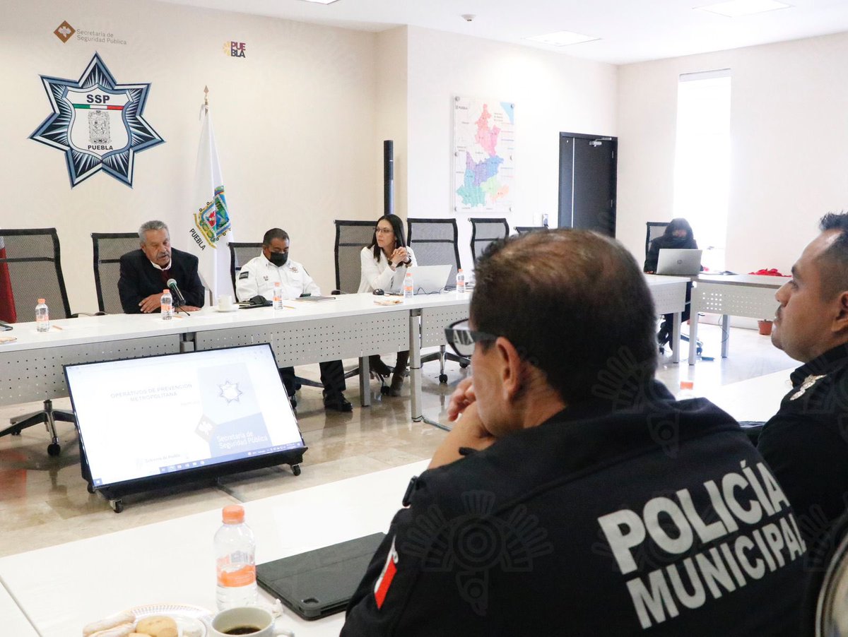SSPGobPue's tweet photo. Con el objetivo de avanzar en el combate a los delitos, este día se reunieron los integrantes de la Mesa Metropolitana de Seguridad, en la cual establecieron mecanismos para reforzar la actual estrategia de seguridad. 

#LaSeguridadLaHacemosJuntos
#HagásmoloJuntos https://t.co/LJp3ZLlZko