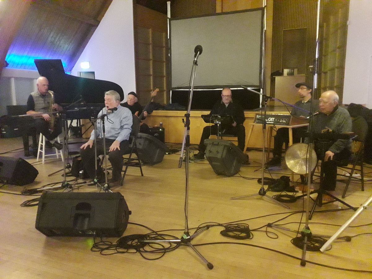 S8porter's tweet photo. Last night in Toronto, a memorial event for MICHAEL SNOW (1928-2023) @musicgalleryTO with 2 sets by CCMC, his band for 48 years, and a new video of him by Laurie Kwasnik. L-R: John Oswald, Paul Dutton, Al Mattes, John Kamevaar, Mani Mazinani, Nobuo Kubota.
https://t.co/8j0CkxSEeb https://t.co/E3m7bBBWkq