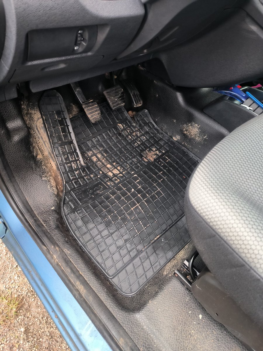 Ich habe neue Fußmatten bekommen! Richtig gut passende! Von <a href="/sooks33/">Sooks 🐈‍⬛🖤🐈❤️</a> 😍😍 Daaanke (natürlich wurde die eine schon dreckig gemacht, typisch...)