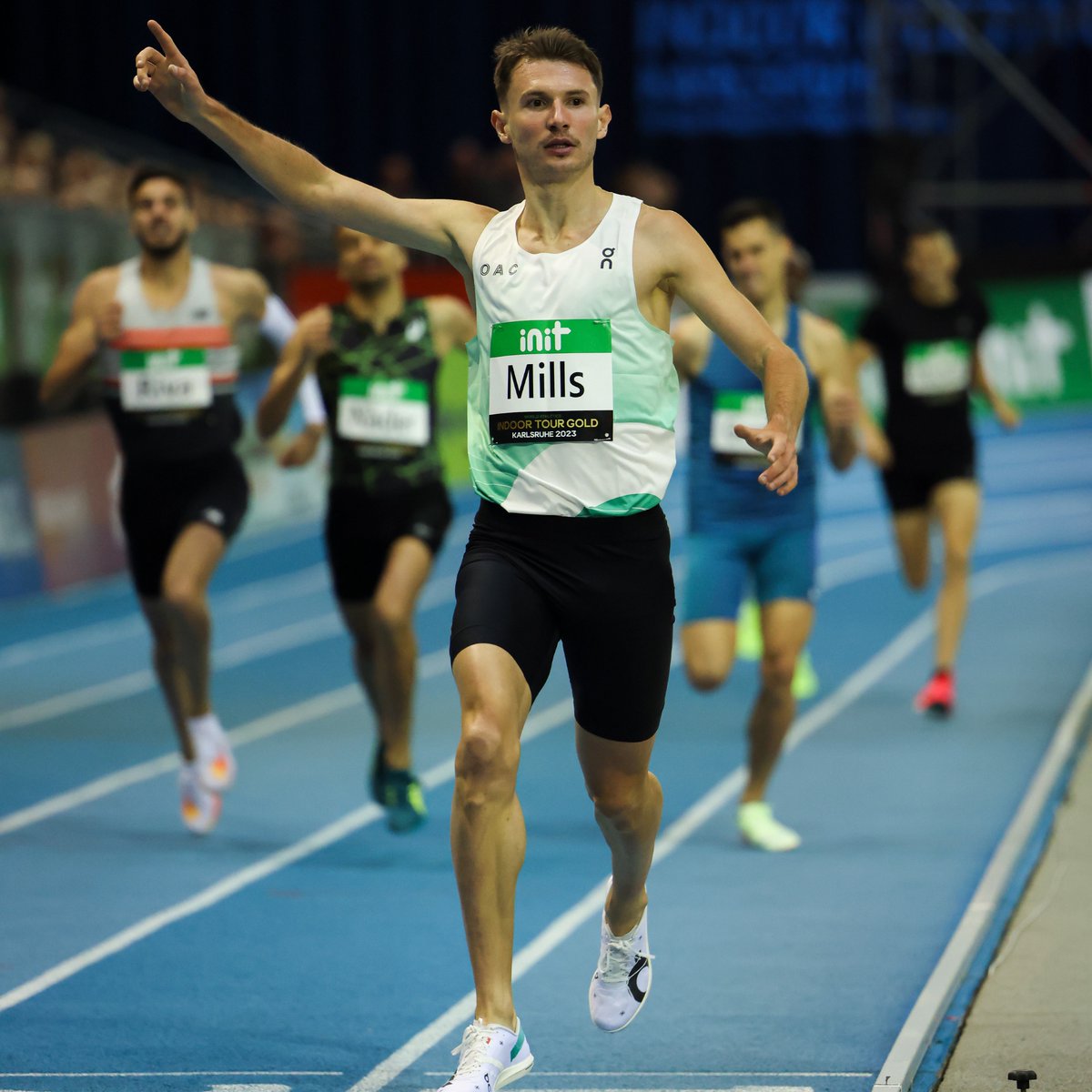 🇬🇧's @georgemills800 wins the men's 1500m by a huge margin in a world-leading 3:35.88 😎 #WorldIndoorTour