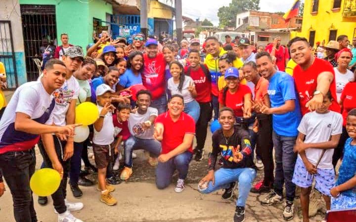 JpsuvMirandaVe's tweet photo. La Juventud de Buroz salio a las calles en rechazo al Bloqueo y las Sanciones impuestas por Estados Unidos. 

¡ Ya #BastaDeAcosoComercial #NoAlBloqueo ! https://t.co/dL9AQyEpRc