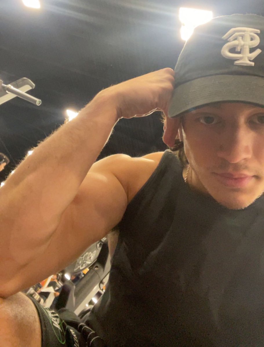 Two absolute monstrous mass machines said they’ve seen me in the gym at the same time every day &amp; wanted to know my name 😎🔥👑

…I was rly awkward &amp; now I can’t remember their names 😅