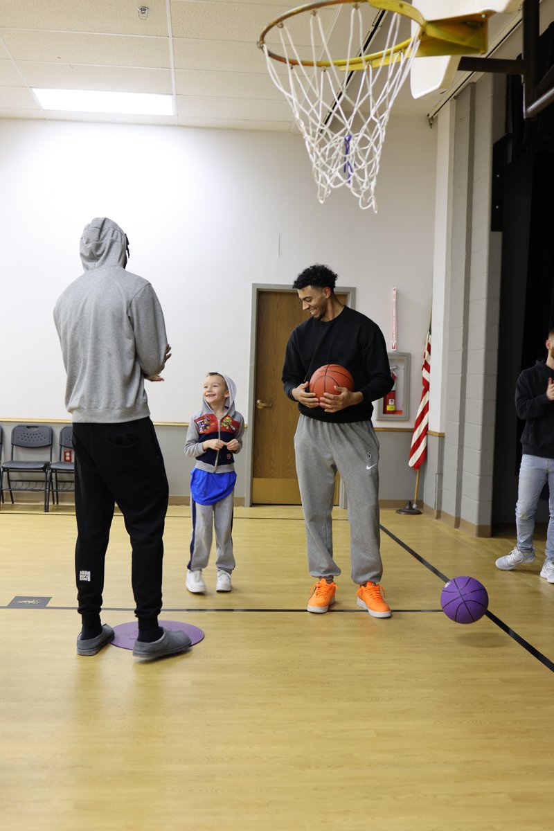 SFSkyforce's tweet photo. Empowering people to live their best lives ❤️ 

Together with High Point Networks, players and staff visited students at @LifeScapeSD  as a part of our Skyforce Community Fund initiative. https://t.co/ehUGL2RYDu