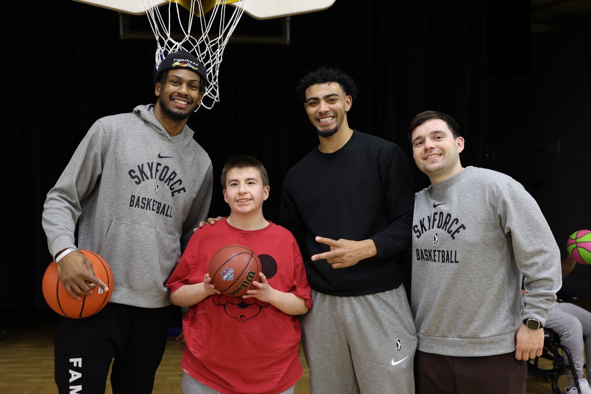 SFSkyforce's tweet photo. Empowering people to live their best lives ❤️ 

Together with High Point Networks, players and staff visited students at @LifeScapeSD  as a part of our Skyforce Community Fund initiative. https://t.co/ehUGL2RYDu