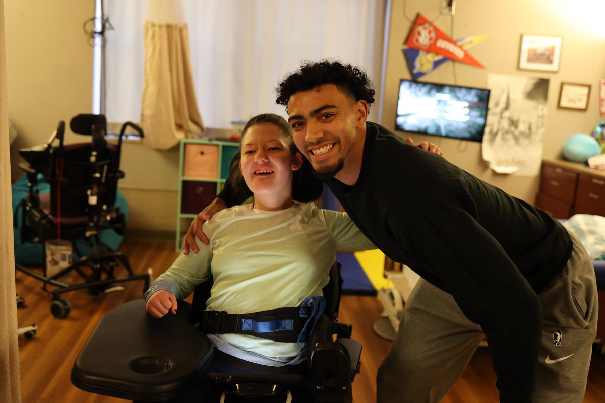 SFSkyforce's tweet photo. Empowering people to live their best lives ❤️ 

Together with High Point Networks, players and staff visited students at @LifeScapeSD  as a part of our Skyforce Community Fund initiative. https://t.co/ehUGL2RYDu