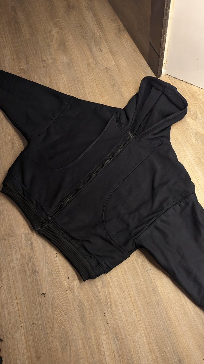 notmagicfox's tweet photo. Test 007 après teinture, très content du résultat final. Double layer, coupe crop et mes poches signature. Deux mois que j'ai commencé a coudre vraiment fier de moi. https://t.co/UZ9UuLgBEC