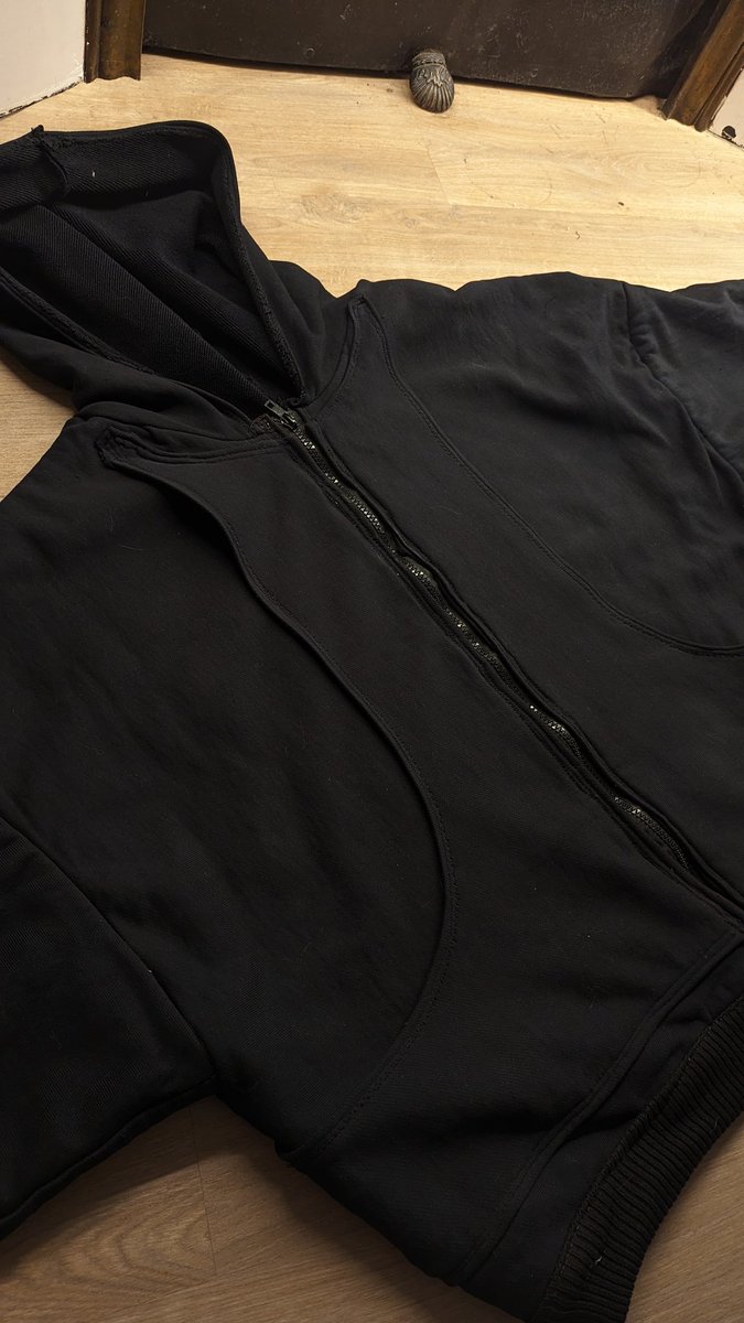 notmagicfox's tweet photo. Test 007 après teinture, très content du résultat final. Double layer, coupe crop et mes poches signature. Deux mois que j'ai commencé a coudre vraiment fier de moi. https://t.co/UZ9UuLgBEC