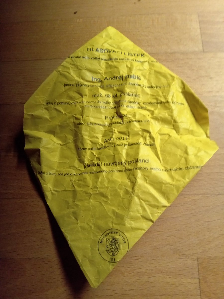 Z toho žlutého papírku chci poskládat lodičku, ale vždy mi vznikne <>  čím to může být?