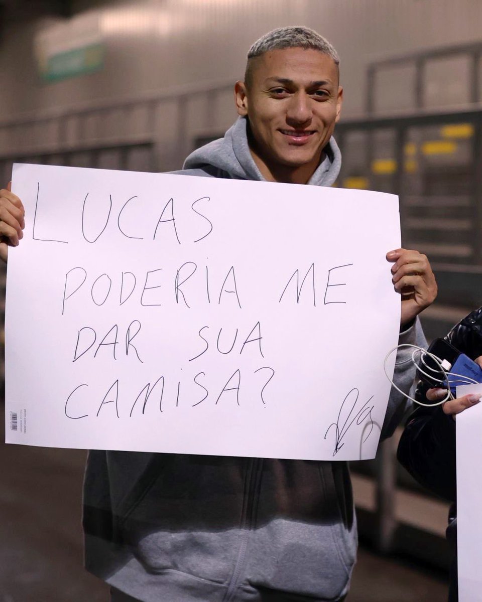 Lucas Moura jogou pelos sub-21 do Tottenham para recuperar a forma e Richarlison foi ver o jogo e levou um cartaz a pedir-lhe a camisola 😂❤️