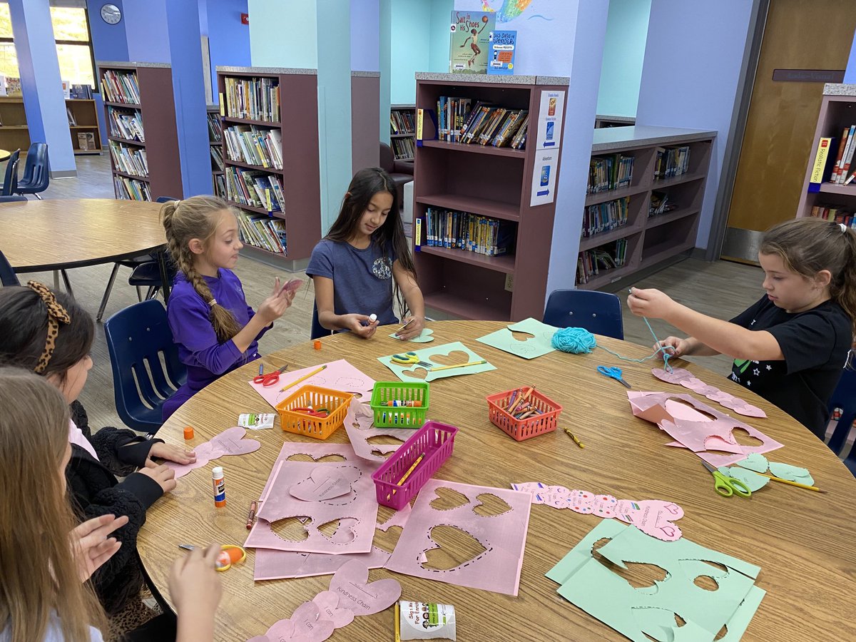 Making kindness chains during lunch #kindnessforkate ⁦<a href="/LVUSD/">LVUSD</a>⁩ ⁦<a href="/BLDolphins/">Bay Laurel Dolphins</a>⁩