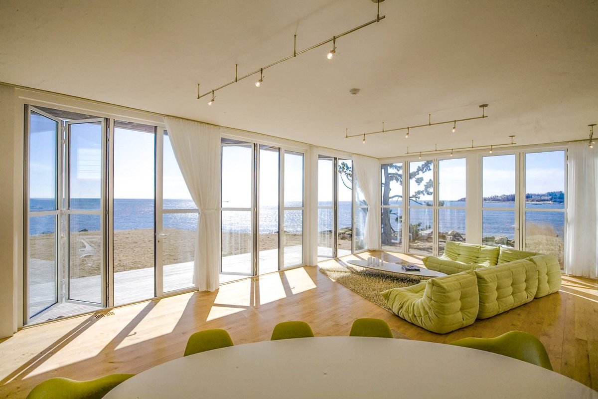 NanaWall's tweet photo. Looking forward to #warmerdays as we look back and admire this space. The #architects' ambition for this #home was to #frametheview and become one with the landscape. #GlassWalls by #NanaWall https://t.co/yXRadSjg0p