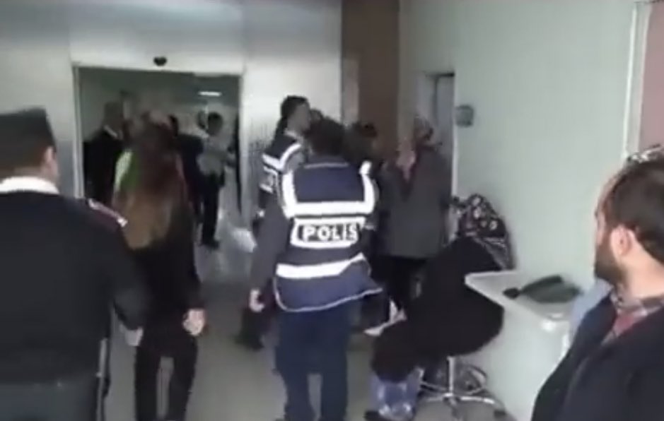 jurnalhabertr's tweet photo. Yer: Gaziantep. Karısının kendisini aldattığını öğrenen bir adam, karısının sevgilisine tecavüz etti. https://t.co/zOEe0lSyZn