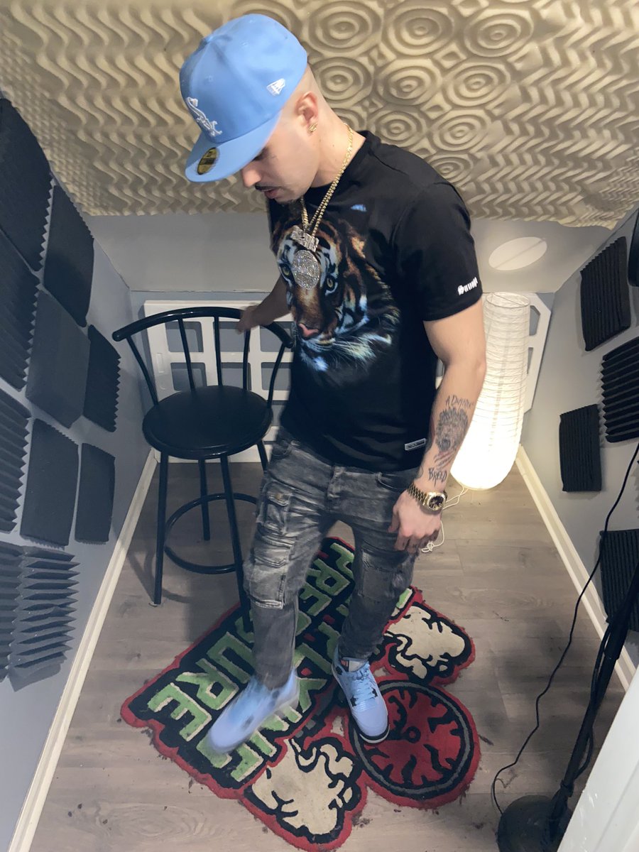 RealJoeyBlanco's tweet photo. GET MONEY EVERYDAY OF THE WEEK 💰💵
SERVIN J’S ROCKIN J’S ON MY FEET 👟 https://t.co/9PIqFTzzsn
