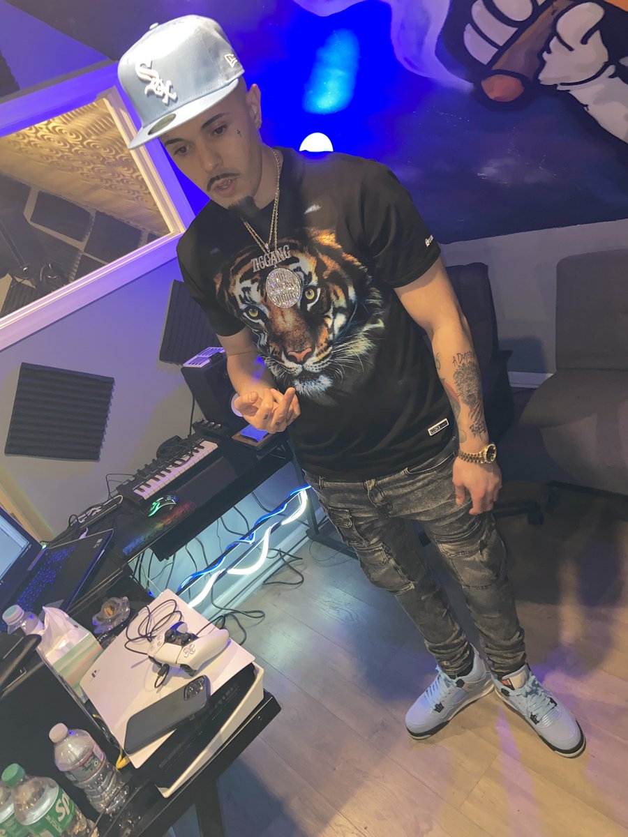 RealJoeyBlanco's tweet photo. GET MONEY EVERYDAY OF THE WEEK 💰💵
SERVIN J’S ROCKIN J’S ON MY FEET 👟 https://t.co/9PIqFTzzsn