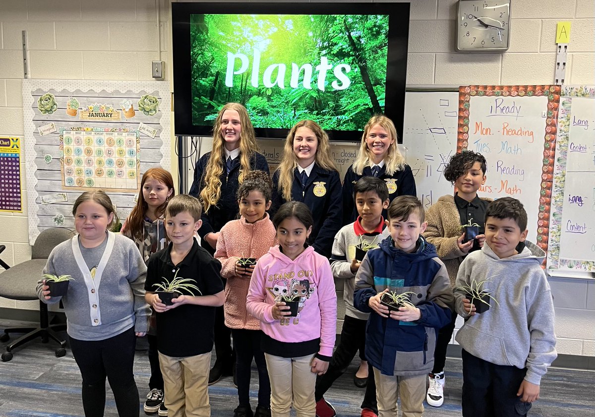 ⁦<a href="/SRHSRaiders/">SouthRowan</a>⁩ FFA members working with 3rd grade students to discover their unique life passion of plants.🪴 ⁦<a href="/southrowanFFA/">South Rowan FFA</a>⁩ <a href="/RSSchoolsNC/">Rowan-Salisbury Schools</a>⁩ ⁦<a href="/RSS_CTE/">RSS CTE</a>⁩