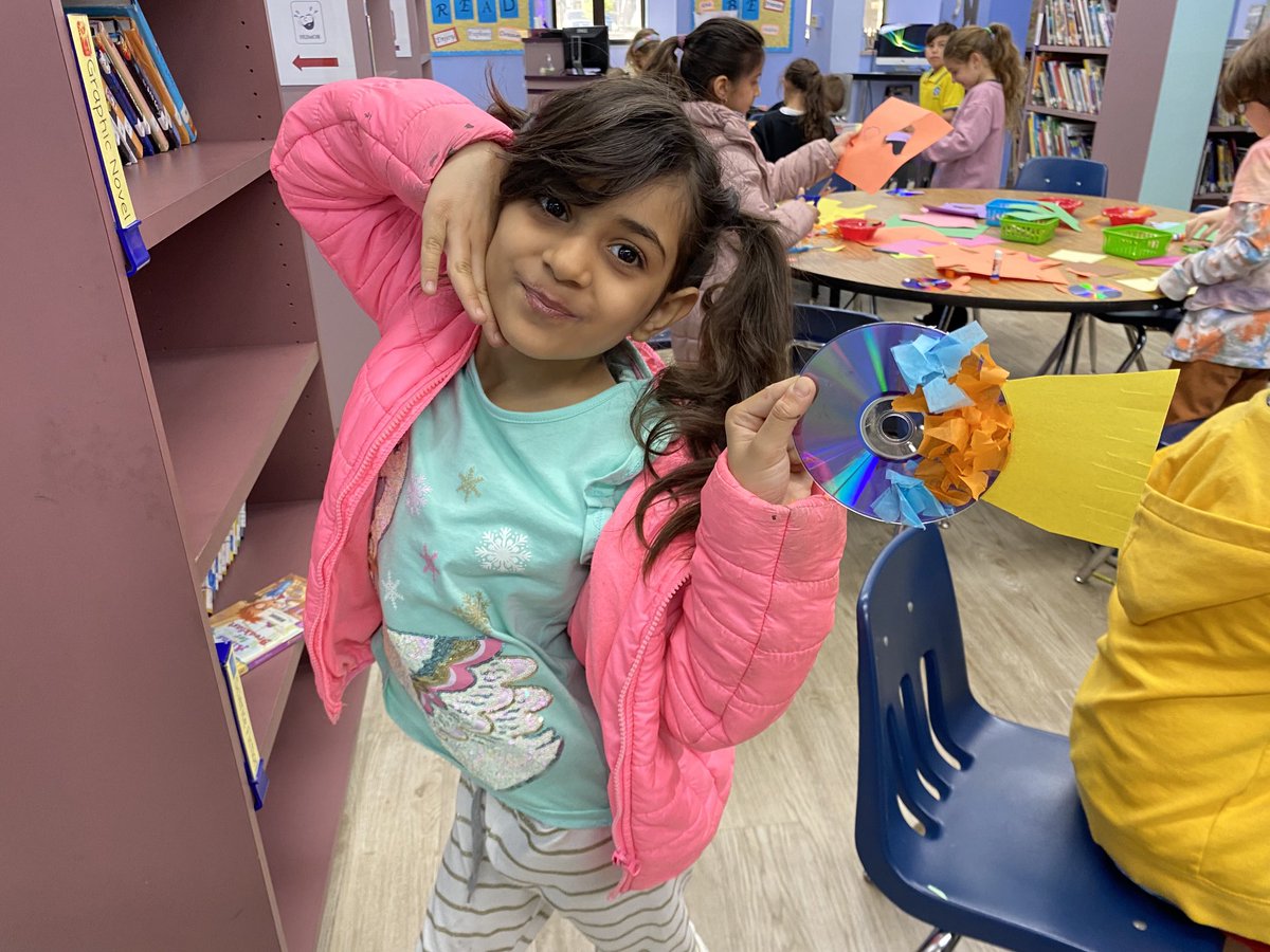 First graders make their own rainbow fish after reading The Rainbow Fish. It’s kind to share #kindnessforkate ⁦<a href="/BLDolphins/">Bay Laurel Dolphins</a>⁩ ⁦<a href="/LVUSD/">LVUSD</a>⁩