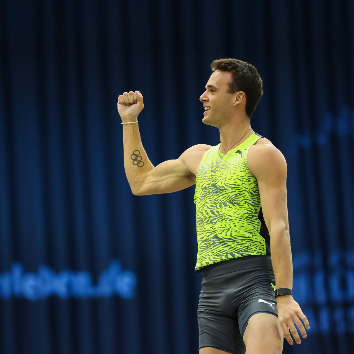 .<a href="/kcltft/">KC Lightfoot</a> 🇺🇸 back at it again with a world lead in the men's pole vault 🙌

Lightfoot jumps 5.83m to win on countback as <a href="/kurtismarschall/">Kurtis Marschall</a> and <a href="/FlyManoloFly/">Emmanuel Karalis</a> also clear that height 😎

#WorldIndoorTour
