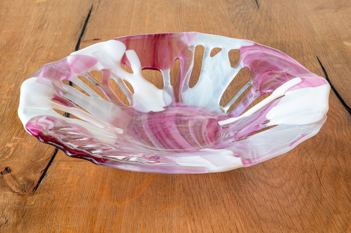 miekefranken's tweet photo. Mijn nieuwste schaal is volgende week samen met ander werk te koop tijdens Open Huis Kunsthuis Houten 4 februari 14 tot 17 uur. Slinger 2 #frenkiesglass https://t.co/sCZEufluL4