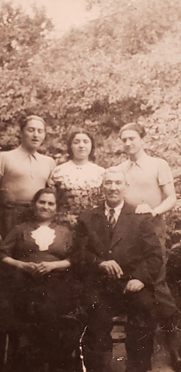 BaratzKarina's tweet photo. Mis tíos abuelos y tatara abuelos muertos en los campos de concentración ! #weremember https://t.co/qjpCA0bCML