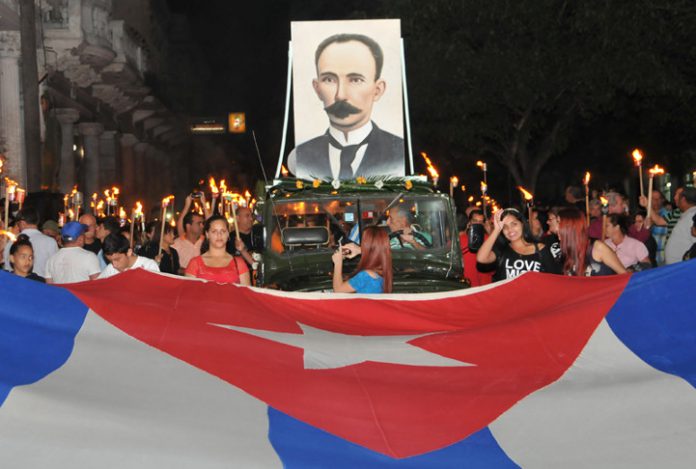 "Martí dijo una frase que pudiera considerarse universal: "Un principio justo desde el fondo de una cueva puede más que un ejército." Fidel Castro Ruz.  España, 20 de octubre de 1998.
#MartíVive #TuAntorchaMiFuerza