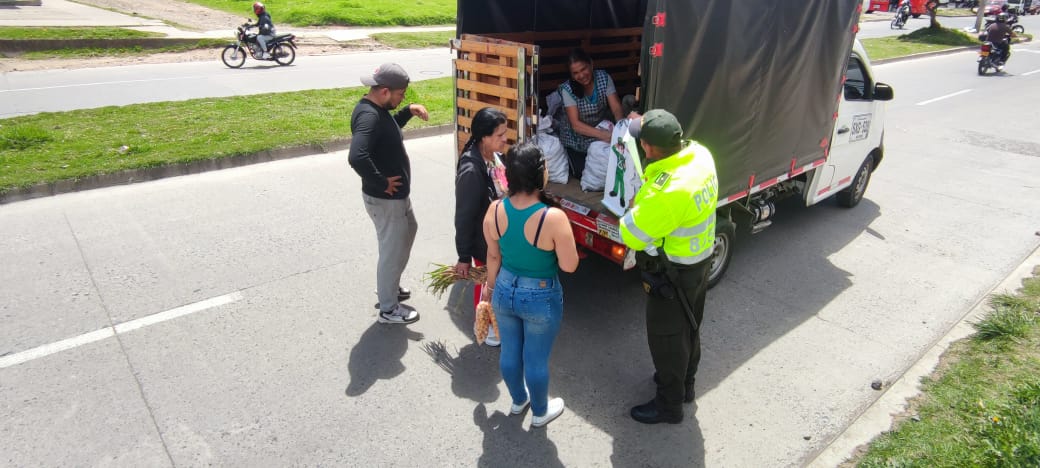 PoliciaPasto's tweet image. #DiosYPatria | Con nuestro grupo de Prevención y Educación Ciudadana #PRECI desarrollamos campañas para prevenir posibles casos de lesiones personales en la comuna 10. La prevención es vital para fortalecer la sana convivencia #TodosContraElHomicidio