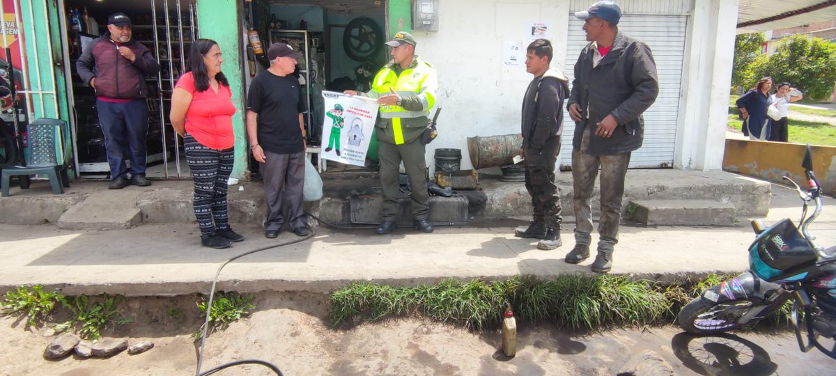 PoliciaPasto's tweet image. #DiosYPatria | Con nuestro grupo de Prevención y Educación Ciudadana #PRECI desarrollamos campañas para prevenir posibles casos de lesiones personales en la comuna 10. La prevención es vital para fortalecer la sana convivencia #TodosContraElHomicidio