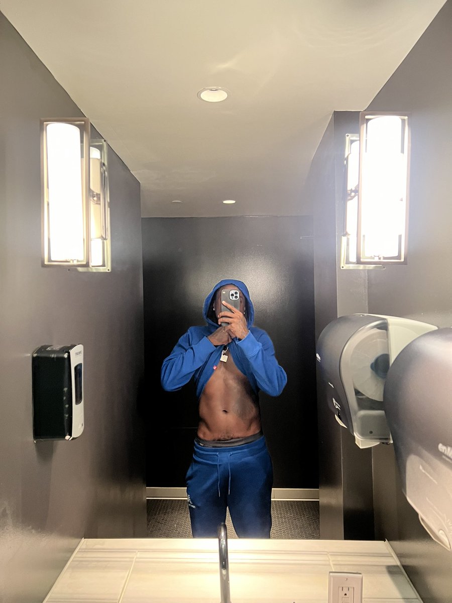 kcamp's tweet photo. Few months in the gym been paying off. Told myself I was gone turn my health &amp; image up. Still got some ways to go but you see the progress!! 💪🏾 

Shoutout to my boy @hardbodydriqq for keeping a nigga locked in 🦍 https://t.co/sohE6bL9ws