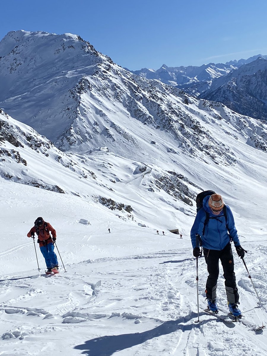Skitoeren's tweet photo. Prachtig openingsweekend van het toerski-seizoen bij Hospice Gr St Bernard van https://t.co/rf9XKuaMez 🇨🇭🏔️🎿⛷️ #toerskien #Zwitserland #hospice #skitoeren https://t.co/4fQExjuG7Z