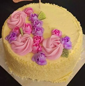 mummysunshine's tweet photo. #birthdaycake #cake #whitechocolate #jamsponge #roses https://t.co/lWc5iuvl2j