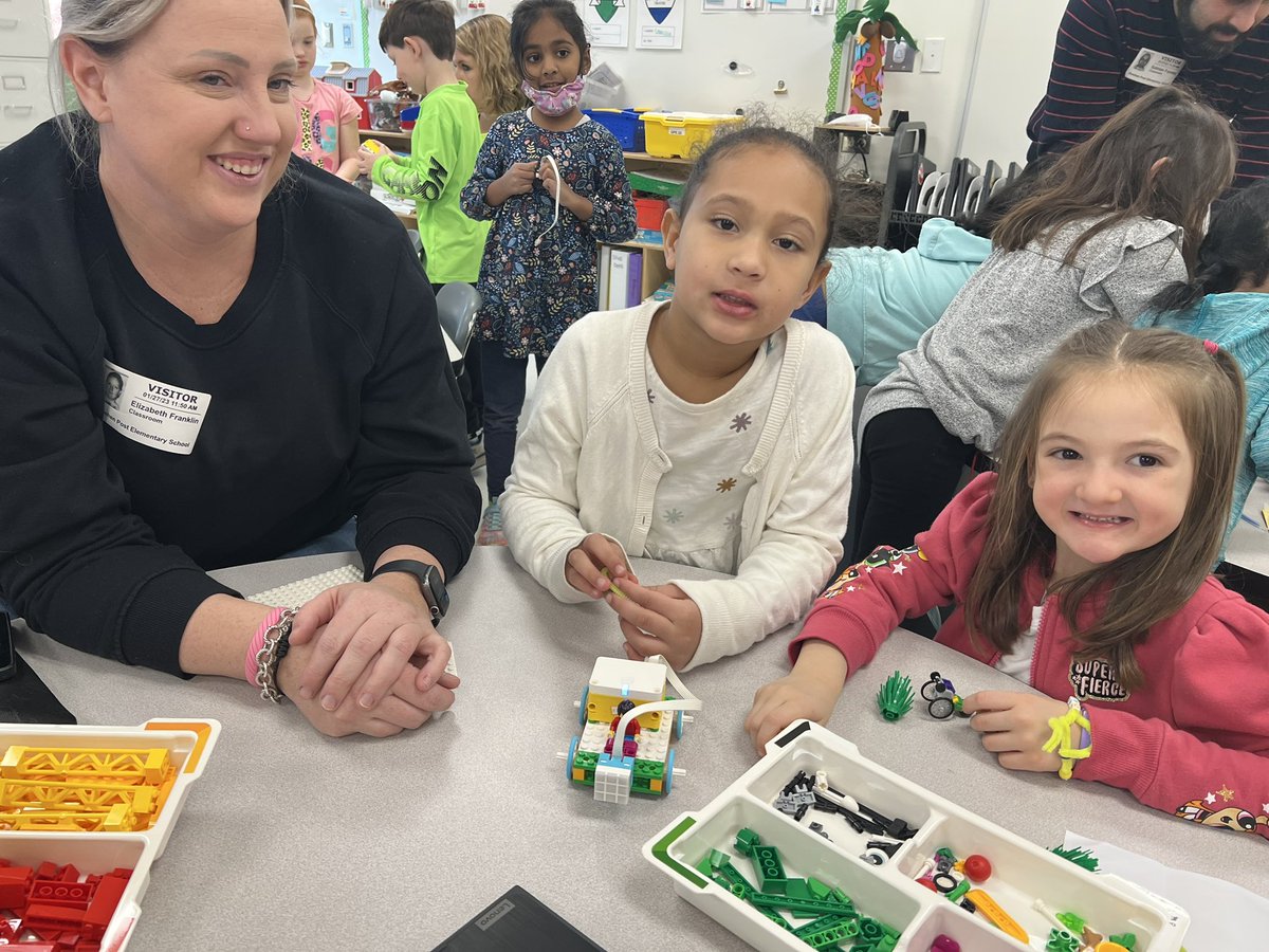 mrslsmithGPES's tweet image. We loved working with the lego spike kits today! Thanks to the parent volunteers for helping out! #CSforLCPS @GoshenPostES @LEGO_Education #GoGPGators