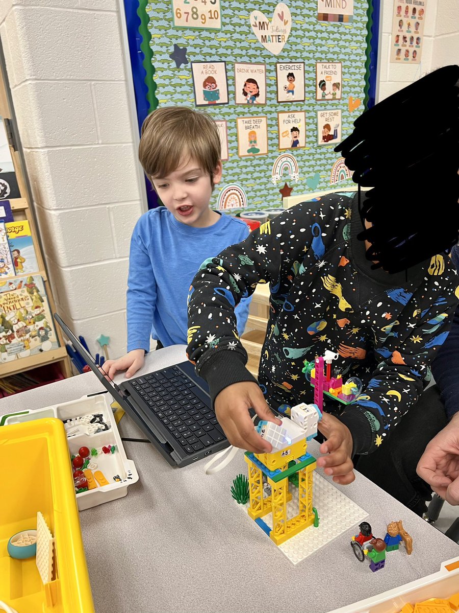mrslsmithGPES's tweet image. We loved working with the lego spike kits today! Thanks to the parent volunteers for helping out! #CSforLCPS @GoshenPostES @LEGO_Education #GoGPGators