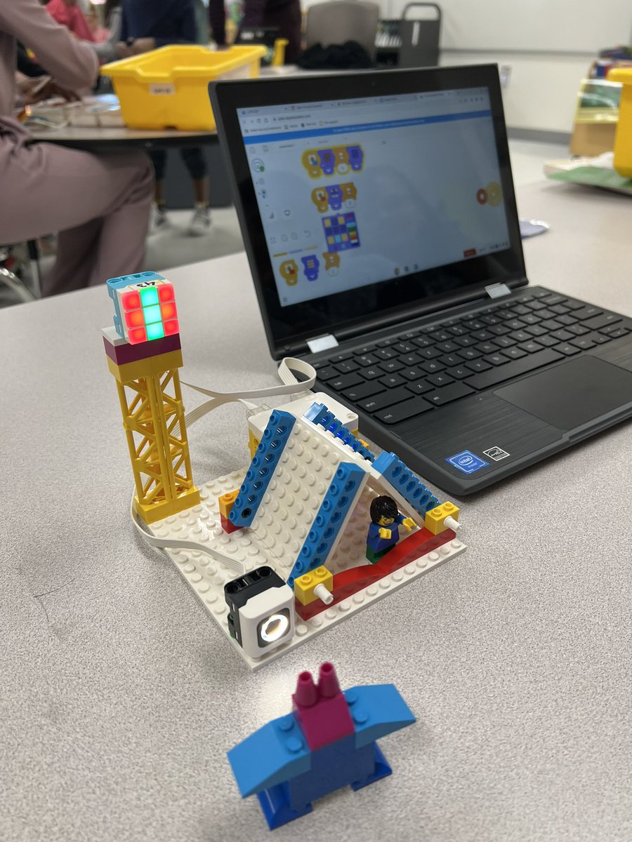 mrslsmithGPES's tweet image. We loved working with the lego spike kits today! Thanks to the parent volunteers for helping out! #CSforLCPS @GoshenPostES @LEGO_Education #GoGPGators