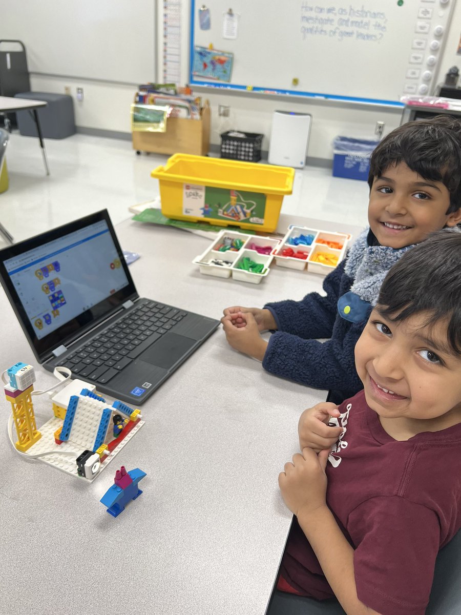 mrslsmithGPES's tweet image. We loved working with the lego spike kits today! Thanks to the parent volunteers for helping out! #CSforLCPS @GoshenPostES @LEGO_Education #GoGPGators