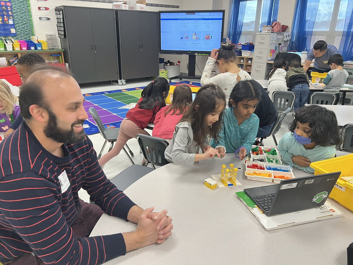 mrslsmithGPES's tweet image. Fun with Lego Spike! @LEGO_Education @GoshenPostES #CSforLCPS #GoGPGators