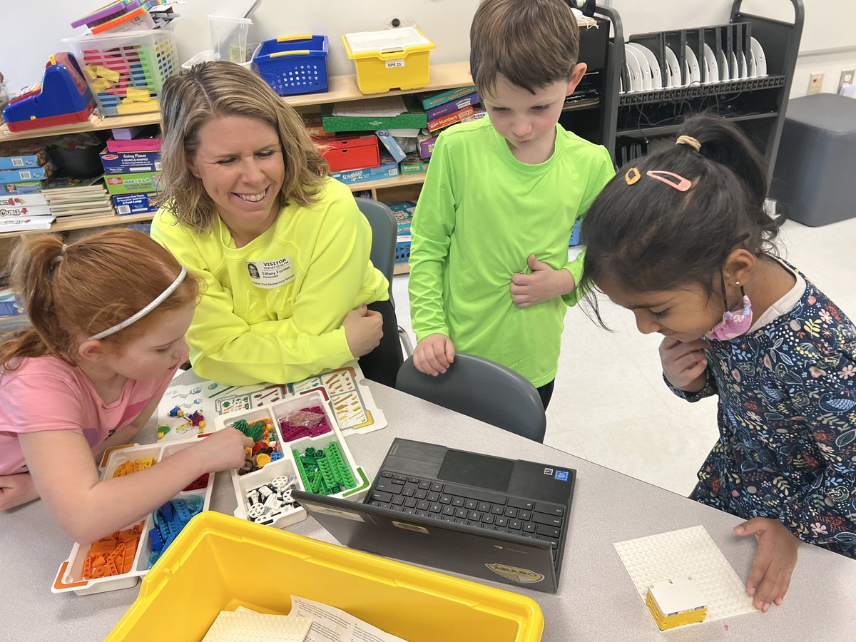 mrslsmithGPES's tweet image. Fun with Lego Spike! @LEGO_Education @GoshenPostES #CSforLCPS #GoGPGators