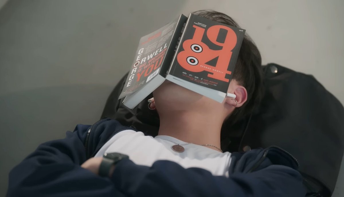 Ayan'ın anarşik kişiliğini belirtmek için 1984 ayrıntısını kullanmaları beni yerden yere vurdu