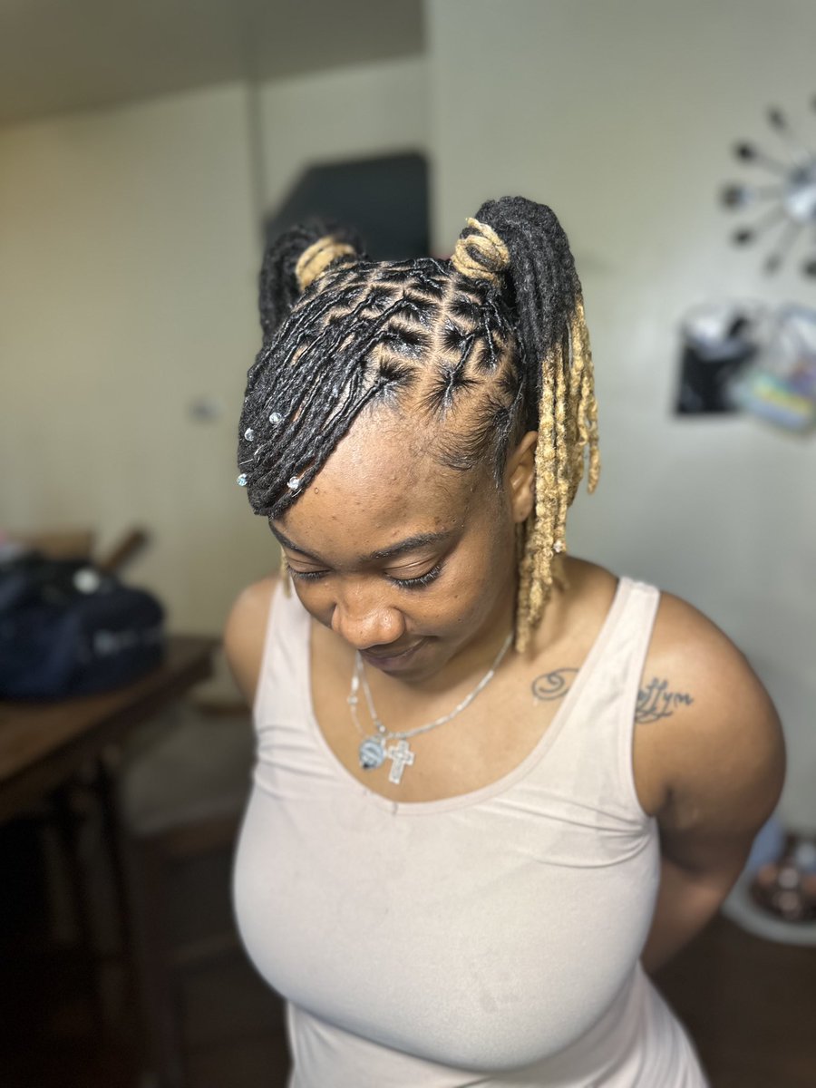 dolledbydej's tweet photo. When I put it downππ½ββοΈ #dolledbydej #prettylocs #locs #chicagohair #southsuburbs #swoop #viral #twitter #angryranbirkapoor #pathaanboxoffice #LavenderHazeMusicVideo https://t.co/tLZmIFqtUq