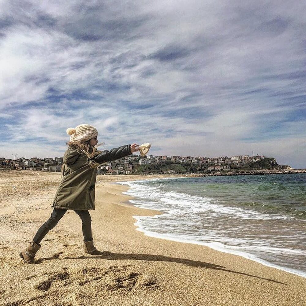 Great, huh? 
 #Cloud #Water #Sky #Peopleonbeach #Peopleinnature #Beach #Flashphotography #Happy #Coastalandoceaniclandforms #Horizon