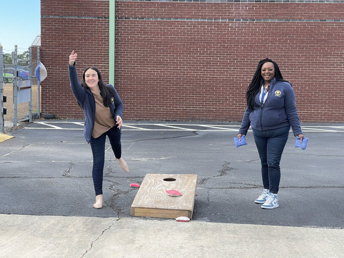 SCEMD's tweet image. Taking a break from preppin’ for the weekend to play a little 🌽 hole with our friends at SCEMD! 
#nationalhavefunatworkday