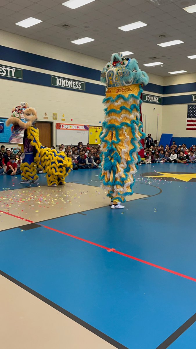 MahanayStars's tweet photo. We had the Unity Dragon & Lion Dance Troupe visiting @MahanayStars today! One member was even a past Star!! The kids loved seeing the beautiful lions and hearing the drum accompaniment! #LetsFly2223 https://t.co/aBxniFb645