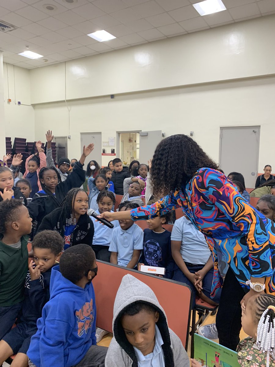 NorwoodElem's tweet photo. What an incredible way to wrap up #flcelebratesliteracy week! Author @ShanineAlessia did an engaging read-aloud and book signing of Shanel’s World, a story about celebrating what makes you different. @MDCPS_ELA @MDCPSNorth @EducationFL https://t.co/pD121JqpBh