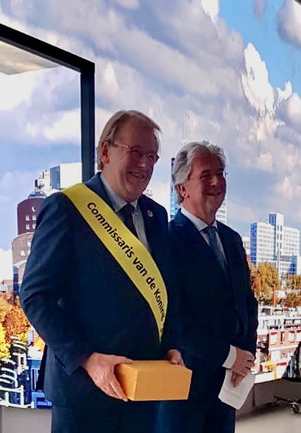 Tijdens het jaarlijkse burgemeesters- en dijkgravendiner van <a href="/zuid_holland/">Provincie Zuid-Holland</a> kreeg ik van de voorzitter VBGZH (burgemeestersverening ZH) de sjerp omgehangen als pendant van de burgemeestersketen. Dank, dank, dank! <a href="/edohaan/">Edo Haan</a> @martijn_vroom