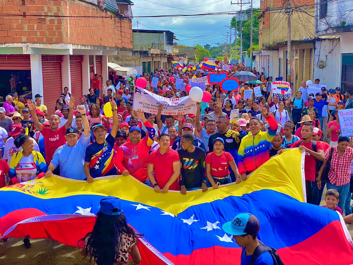 PerezGillbert's tweet photo. 🇻🇪Tremenda movilizacion popular llenó las calles del municipio Eulalia Buroz
Educadores, trabajadores, juventud, mujeres, marcharon para pedir el cese del bloqueo y las sanciones imperiales en contra de nuestro pueblo.
#PuebloMovilizado 
#MirandaSeMoviliza
@PartidoPSUV https://t.co/9JhpcGoh0f