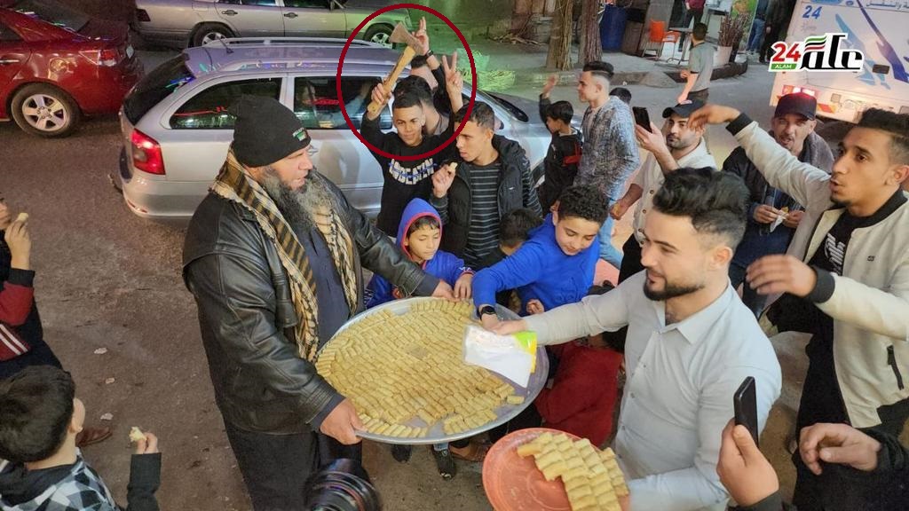 شاهدوا كيف يحتفل الفلسطينيون بمجزرة مروعة ارتكبت بحق مصلين أبرياء وعزل أودت بحياة 8 إسرائيليين بأورشليم, ومن بينهم والد ونجله البالغ 15 عاما.

شاهدوا هذا الشاب الفلسطيني يحتفل بقتلهما, حاملا فأسا.

العالم يرى وحشية الفلسطينيين ويدعم إسرائيل ضد الإرهاب الفلسطيني.