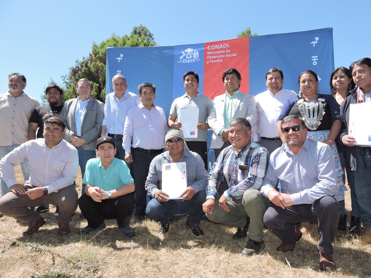 🔵CONADI restituyó tierras a comunidad #mapuche Juante Nahuelpán, con lo que completó la compra de un total 5.697 hectáreas para 729 familias, con una inversión de 40 mil millones de pesos durante 2022 ℹ️ Más información en bit.ly/3HCvsQT #PlanBuenVivir #ChileApoya