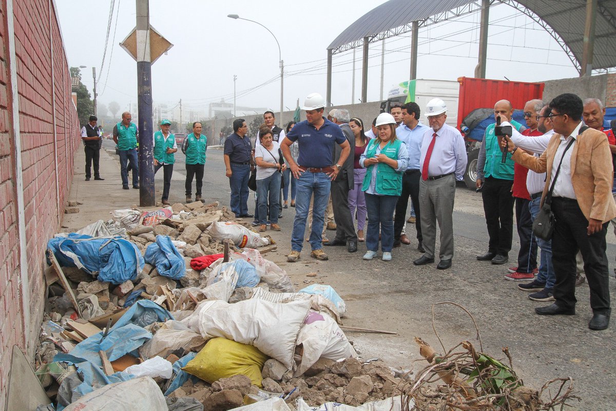 munisurco1's tweet photo. ¡#SurcoBarrio traspasa fronteras! 🤝

El alcalde Carlos Bruce y los burgomaestres de la @Barranco_Muni  y la @Muni_Chorrillos recorrieron la av. Edmundo Aguilar Pastor (ex av. Las Palmas), a fin de verificar el estado de abandono de esta zona limítrofe.

#SurcoSeRenuevaContigo https://t.co/3KytccTBVD